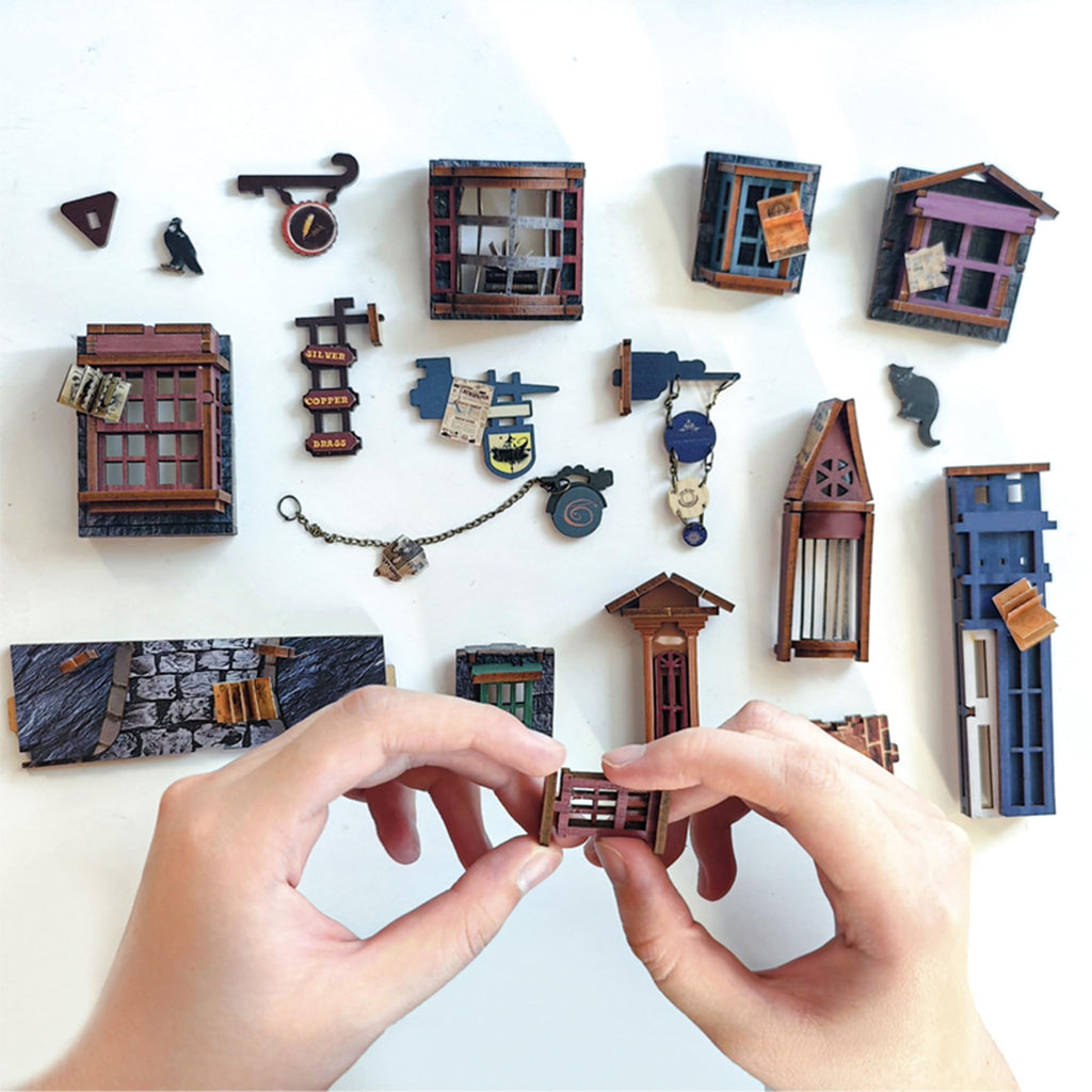 Harry . Potter: Magic Night Alley - DIY Book Nook Kit